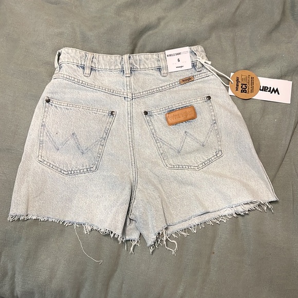 Wrangler Hi Bells shorts - Picture 2 of 3